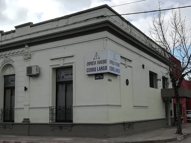 Frente de la casa central de Empresa Fúnebre Cerro Largo en Melo