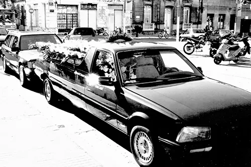Autos de la empresa en un cortejo