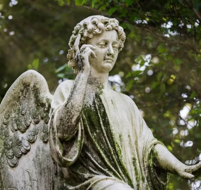 Escultura de un ángel en un cementerio