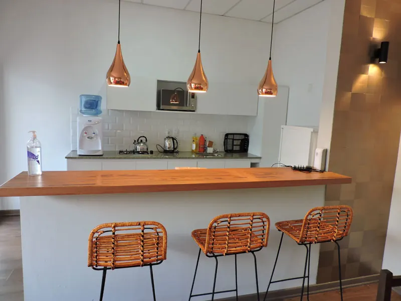 Kitchenette con barra y banquetas