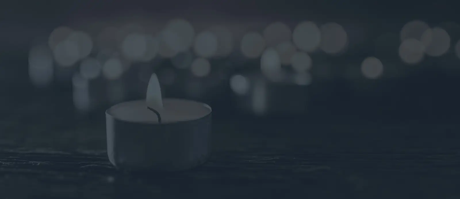 Una vela encendida en un ambiente sereno